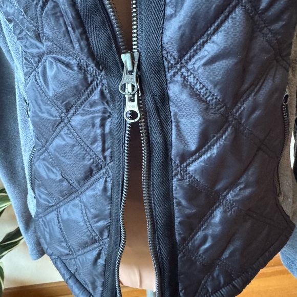 This is an Athleta Vortex Quilted Fleece Hooded Jacket size M - Picture 7 of 10